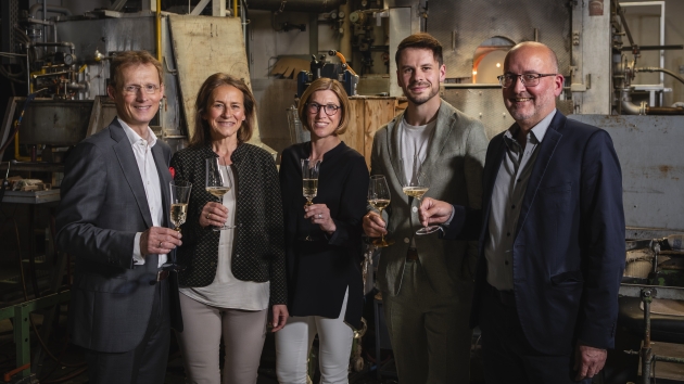 Zwiesel Fortessa Group übernimmt die Glasmarke Eisch - (v.l.): Prof. Andreas Buske (Eigentümer Zwiesel Fortessa), Julia Eisch (Eigentümerin Eisch), Kathrin Strous (Vorstand Zwiesel Fortessa), Michael Eichinger (Head of Marketing Zwiesel Fortessa) und Eberhard Eisch (Eigentümer Eisch) - Quelle: Florian Eichinger, Zwiesel Glas